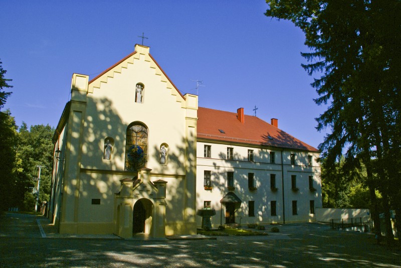 Sanktuarium św. Józefa wraz z klasztorem oo. Franciszkanów położone są w prudnickim lesie, na wzniesieniu o nazwie Kozia Góra (317m n.p.m.). 