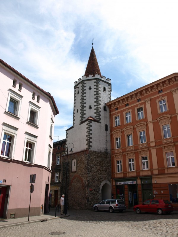 Prudnik posiadał pierwsze umocnienia obronne prawdopodobnie już w XIV wieku. W średniowieczu do miasta prowadziły dwie bramy: górna zwana nyską oraz dolna, przy której w XV wieku, dla wzmocnienia obrony, wzniesiono kamienną wieżę - Wieżę Bramy Dolnej.