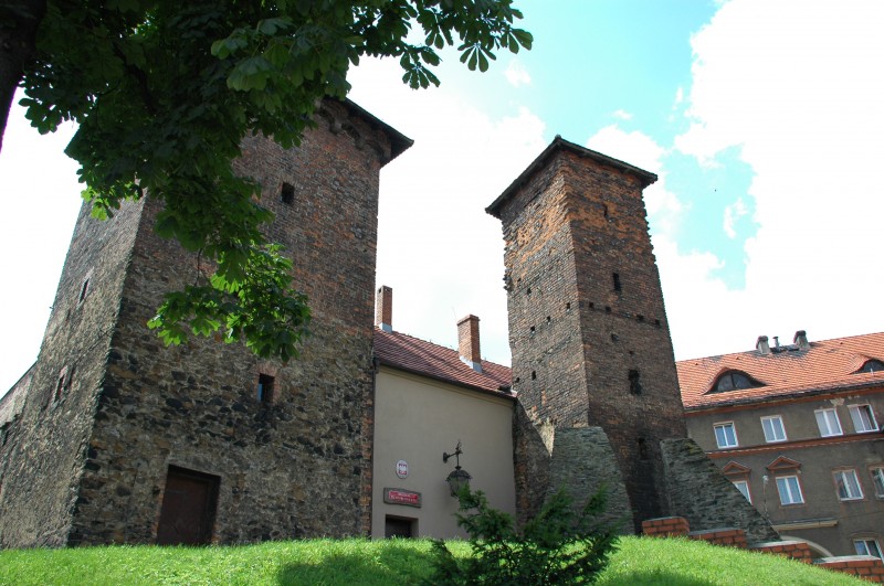 Arsenał - siedziba Muzeum Ziemi Prudnickiej mieści się w budynku przylegającym do XV - wiecznych murów miejskich i dwóch baszt. W średniowieczu składano tu broń. W późniejszym okresie obiekty były więzieniem miejskim, wieżą ciśnień i schroniskiem.
